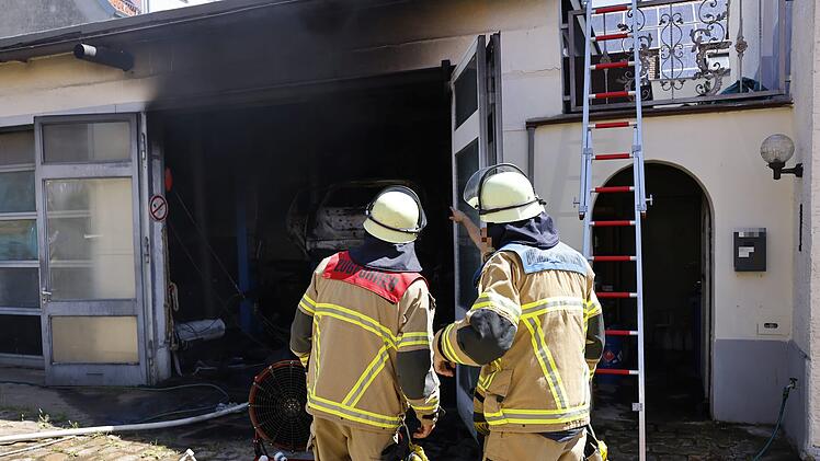 Feuer in F&uuml;rther Autowerkstatt