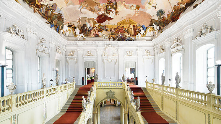 Das Treppenhaus der Würzburger Residenz wird von einem der größten jemals gemalten Deckenfresken überwölbt.