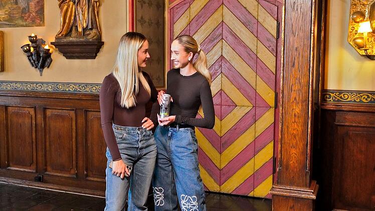 In der neuen RTLZWEI-Serie "Die Geissens: Traumjob Prinzessin" wollen auch Shania und Davina Geiss ihr Gl&uuml;ck versuchen.