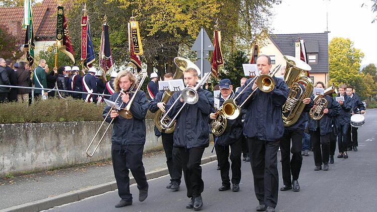 Musikanten, Feuerwehrleute, der Kindergarten Flohkiste sowie zahlreiche Honoratioren waren Teil des langen Festzuges, der durch ganz Neuhaus marschierte.