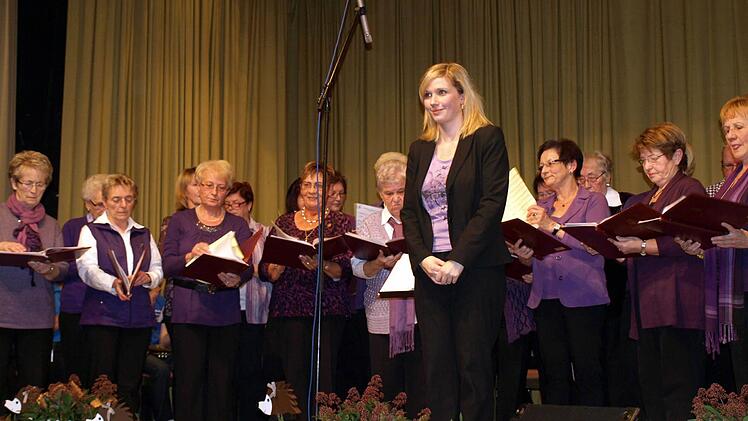 Yvonne Schütz (vorne) und der Gesangverein Cäcilia Wallenfels.