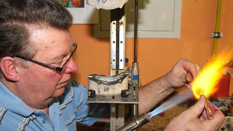 Die Kunst bei der Entstehung der Weihnachtsgurken ist, das Glas in eine Form zu blasen, so dass es auch krumm und noppig wird.