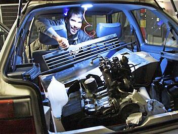 Andreas Fießer bleibt optimistisch, auch wenn er zu diesem Zeitpunkt noch nicht weiß, ob der alte Motor bis Aachen durchhält. Der Reservemotor liegt im Kofferraum.  Foto: Josef Hofbauer