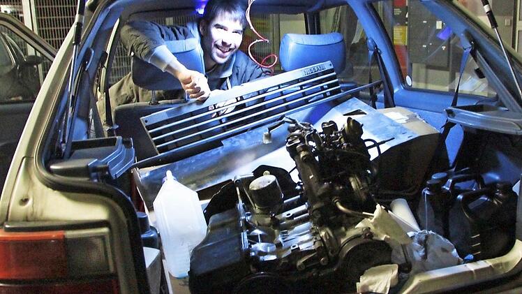 Andreas Fießer bleibt optimistisch, auch wenn er zu diesem Zeitpunkt noch nicht weiß, ob der alte Motor bis Aachen durchhält. Der Reservemotor liegt im Kofferraum.  Foto: Josef Hofbauer
