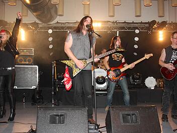 Die Gruppe "Adrenalize" aus dem Landkreis Kulmbach überzeugt mit dem guten alten Hardrock der siebziger Jahre und gewann den Sonderpreis der Kulmbacher Brauerei: ein Auftritt bei der Motorradsternfahrt. Von links: Chorsängerin Ute Chapple sowie Gitarrist und Sänger Andreas Ellner, Bassist Christoph Schmidt, Schlagzeuger Markus Schrüfer und Gitarrist Michael Horn. Foto: Stephan Stöckel