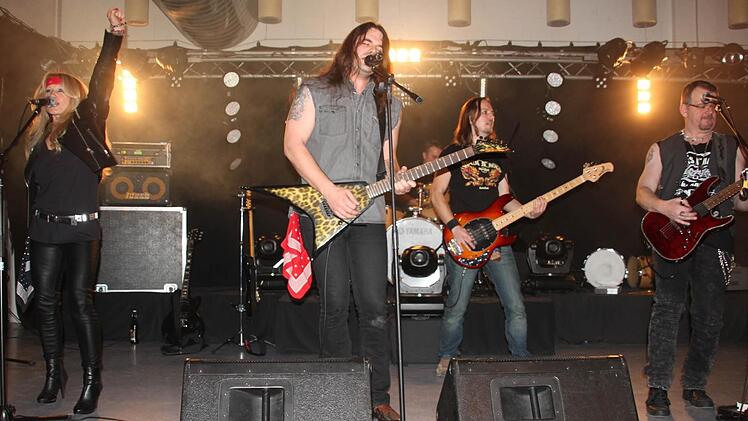 Die Gruppe "Adrenalize" aus dem Landkreis Kulmbach überzeugt mit dem guten alten Hardrock der siebziger Jahre und gewann den Sonderpreis der Kulmbacher Brauerei: ein Auftritt bei der Motorradsternfahrt. Von links: Chorsängerin Ute Chapple sowie Gitarrist und Sänger Andreas Ellner, Bassist Christoph Schmidt, Schlagzeuger Markus Schrüfer und Gitarrist Michael Horn. Foto: Stephan Stöckel