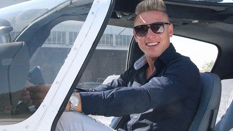 Selbst fliegen darf Daniel Schaub zwar noch nicht, über die Wahl zu Mister Bayern will er aber auf schnellstem Weg nach oben. Foto: Daniel Ruppert