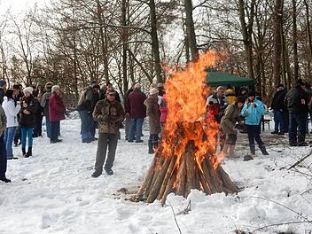 Auf halber Strecke wird eine Rast eingelegt, bei Lagerfeuer und Glühwein lässt sich gut entspannen. Foto: Reinhard Löwisch