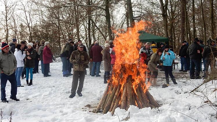Auf halber Strecke wird eine Rast eingelegt, bei Lagerfeuer und Glühwein lässt sich gut entspannen. Foto: Reinhard Löwisch