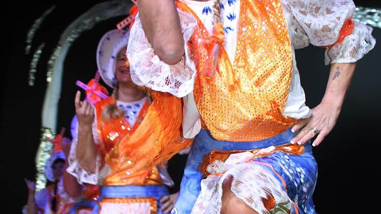 Das Weiberballett hat sich selbst übertroffen: Die Frau Antjes trugen Windmühlen oder Käsestückchen auf dem Kopf...