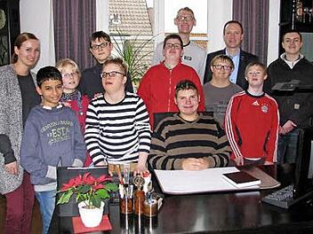 Die Besucher von der Lebenshilfe in Sylbach scharten sich um B&uuml;rgermeister Ziegler (Dritter von rechts) in dessen Arbeitszimmer.  Foto: rn