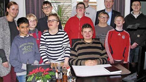 Die Besucher von der Lebenshilfe in Sylbach scharten sich um B&uuml;rgermeister Ziegler (Dritter von rechts) in dessen Arbeitszimmer.  Foto: rn