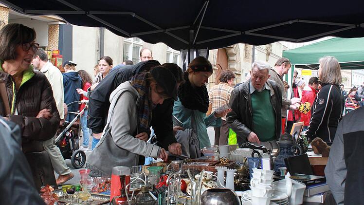 Beim Bamberger Antikmarkt kamen Liebhaber schöner alter Dinge voll auf ihre kosten. Foto: Michel Memmel