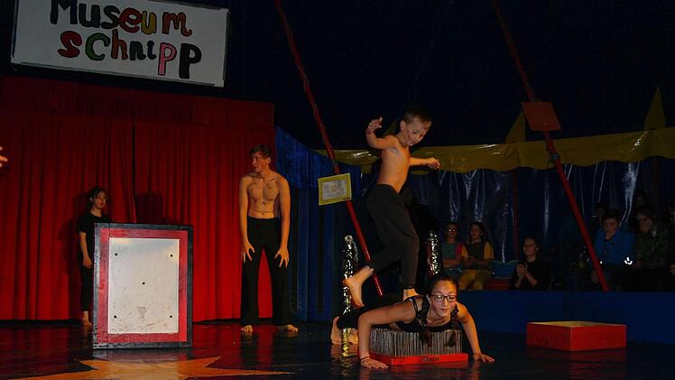 Beim "Zirkus Schnipp" tranieren Kinder nicht nur das Balancieren, sondern ganz nebenbei auch das soziale Miteinander. Gejubelt wird immer, auch wenn eine Nummer mal nicht perfekt ist. Im Vordergrund steht die Gruppendynamik. Foto: Stephanie Elm