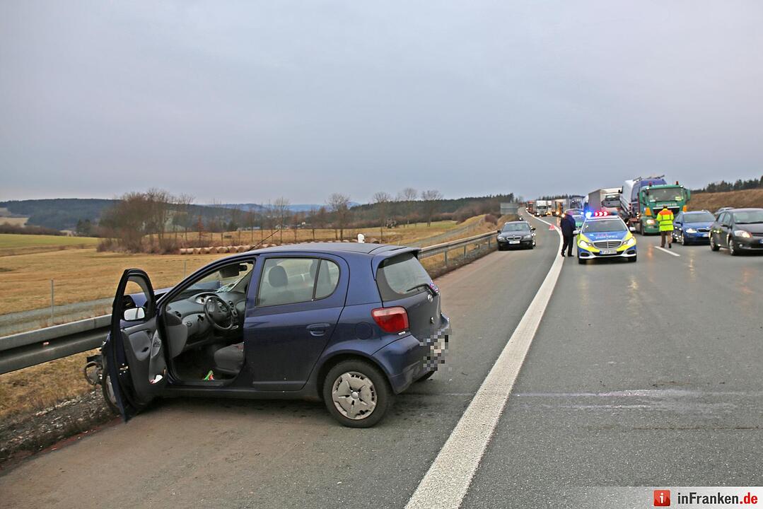 A9 bei Hof: Frau flieht vor Polizeikontrolle und baut Unfall