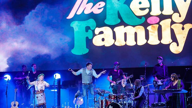 Bei ihrer Premiere in Coburg genossen die Mitglieder der Kelly Family die besondere Stimmung auf dem Schlossplatz.  Foto: Matthias Hoch