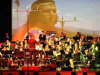 Mit einer Suite von Musik zu Karl-May-Filmen von Martin Böttcher erinnerte das Sinfonische Blasorchester Kasendorf an den vor zwei Wochen verstorbenen Komponisten . Das 10. "Mai Musica"-Konzerts in der Dr.-Stammberger-Halle war ein voller Erfolg. Fotos: Klaus Klaschka