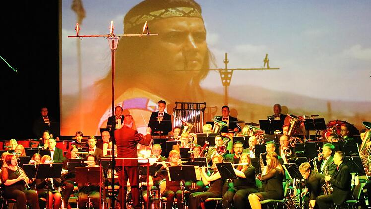 Mit einer Suite von Musik zu Karl-May-Filmen von Martin Böttcher erinnerte das Sinfonische Blasorchester Kasendorf an den vor zwei Wochen verstorbenen Komponisten . Das 10. "Mai Musica"-Konzerts in der Dr.-Stammberger-Halle war ein voller Erfolg. Fotos: Klaus Klaschka