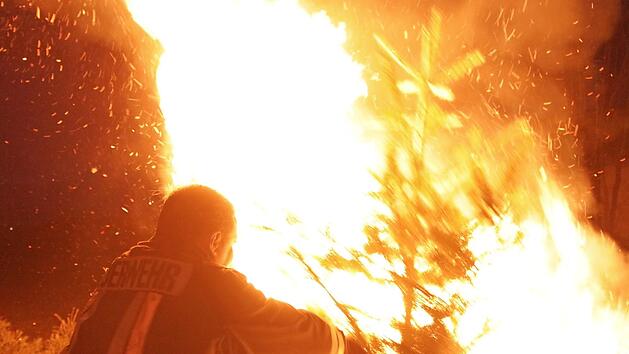 Martin Kolb wirft einen alten Christbaum in die Flammen.  Fotos: Yannick Hupfer