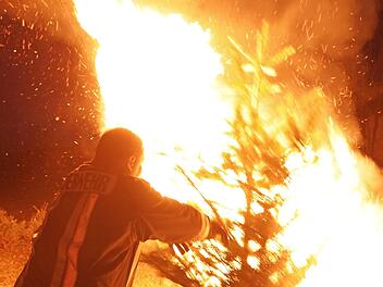 Martin Kolb wirft einen alten Christbaum in die Flammen.  Fotos: Yannick Hupfer
