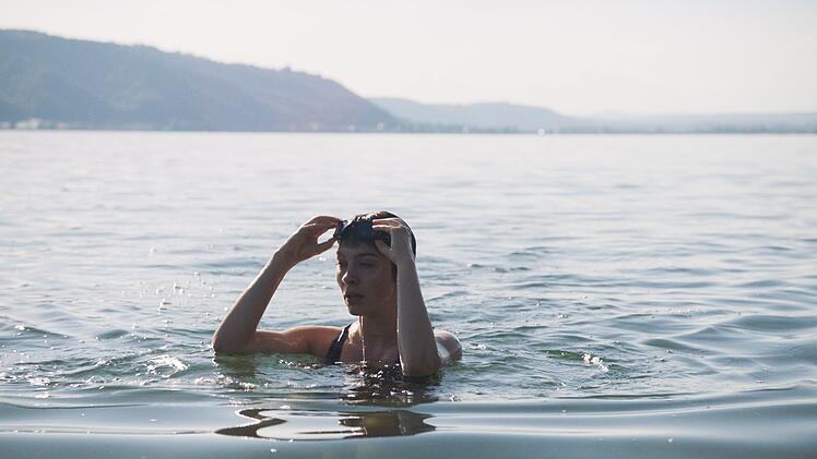 Erstmal eine Runde schwimmen: Chiara Locatelli (Maria W&ouml;rdemann) genie&szlig;t die Vorteile des Bodensees.
