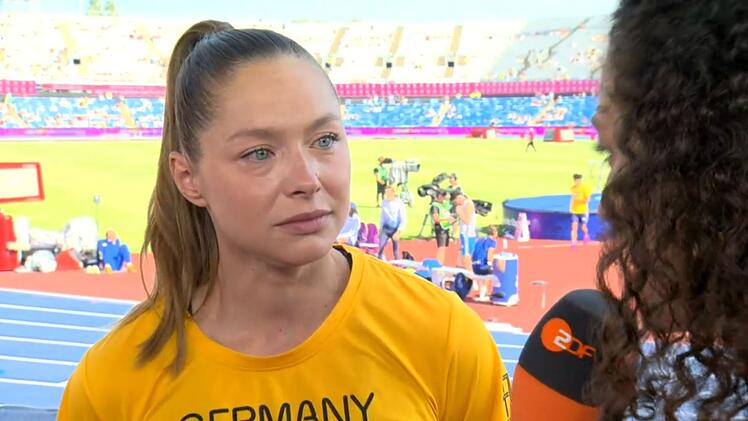 Gina L&uuml;ckenkemper lie&szlig; am ZDF-Mikro den Tr&auml;nen freien Lauf.