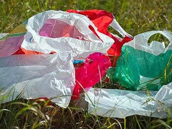 Weggeworfene Plastiktüten belasten die Umwelt. Foto: Archiv/dpa/Patrick Pleul