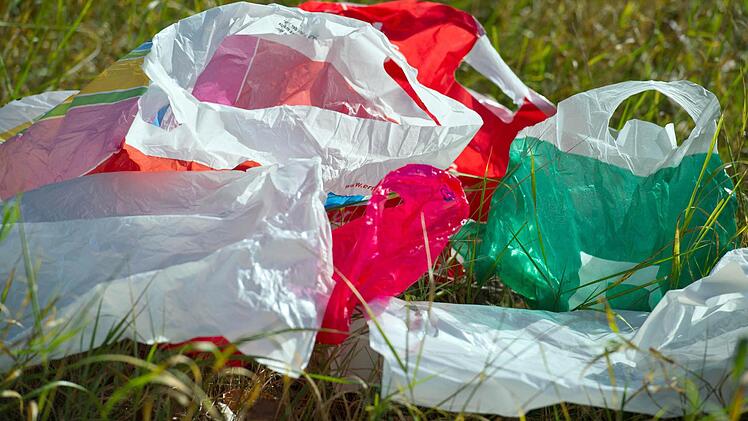 Weggeworfene Plastiktüten belasten die Umwelt. Foto: Archiv/dpa/Patrick Pleul