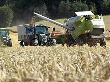 Die Maschinen, Mähdrescher und Traktoren der Landwirte sind stetig größer geworden. Doch bis sie auf den Felder angekommen sind, steht ihnen manch beschwerlicher Weg über die klein gewordene Flurwege bevor. Deshalb sollen jetzt Kernwege erfasst und ausgebaut werden. Foto: Arkadius Guzy