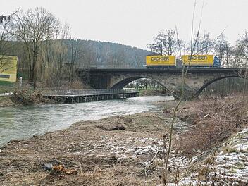Bis zum Herbst muss die Haßlach noch warten, ehe sie wieder ausreichend Platz hat, um auch unter dem rechten Brückenpfeiler durchzufließen. Die Grundlage, um mit einem Bagger die Ablagerungen abzutragen, wurde bereits vergangene Woche gelegt. Foto: Marian Hamacher