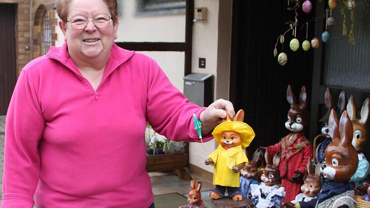 Der kleine Osterhasen mit dem gelben Regenmantel ist Irmgard Knopfs Liebling. Der Regenmantel war besonders schwierig zu nähen. Foto: Sonja Adam