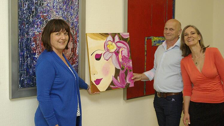 Kunst in vielfältiger Form und zahlreiche Referate bietet derzeit das Kunstsymposium in Ramsthal (von links): Anita Schmitt (Akademie Heiligenfeld), Bernhard Gößmann-Schmitt und Thea Keßler (Haus Erlebenskunst) . Foto: Winfried Ehling