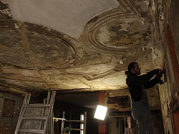 In der Gaststube ist die Stuckdecke freigelegt. Foto: Andreas Dorsch