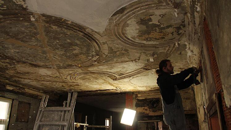 In der Gaststube ist die Stuckdecke freigelegt. Foto: Andreas Dorsch