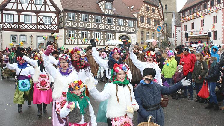 Lauter russische Matrjoschkas, wunderschön! Einen farbigen Gruß hatten die Kegler von "Hau Ruck".
