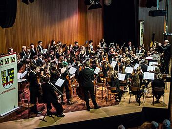 Das Jugendsymphonieorchester Oberfranken unter Leitung von Till Fabian Weser beeindruckte das Publikum im Coburger Kongresshaus mit begeisterndem Musizieren.Foto: Jochen Berger
