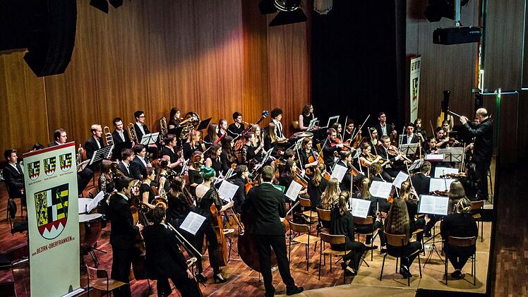 Das Jugendsymphonieorchester Oberfranken unter Leitung von Till Fabian Weser beeindruckte das Publikum im Coburger Kongresshaus mit begeisterndem Musizieren.Foto: Jochen Berger