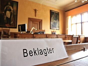 Fünf Männer sitzen im Amtsgericht Bamberg auf der Anklagebank: Sie sollen Konterfeis des NS-Kriegsverbrechers Rudolf Heß und nationalsozialistische Sprüche in Bamberg verbreitet haben. Rechte Szene-Anwälte verteidigen die Männer. Foto: Ferdinand Merzbach