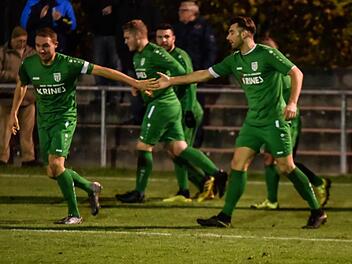 Zwar nicht der vierte Sieg in Folge, aber ein weiter Schritt auf dem Weg zum Klassenerhalt: Die Spieler des FC Sand klatschen sich in dieser Szene nach dem Treffer zum 2:2-Endstand durch Thorsten Schlereth ab.Ryan Evans