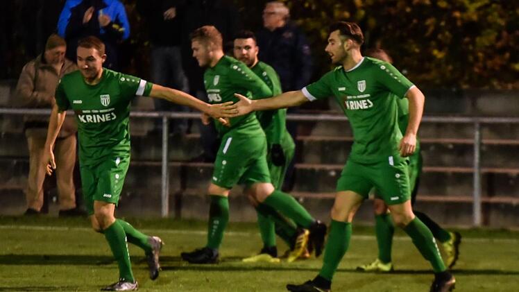Zwar nicht der vierte Sieg in Folge, aber ein weiter Schritt auf dem Weg zum Klassenerhalt: Die Spieler des FC Sand klatschen sich in dieser Szene nach dem Treffer zum 2:2-Endstand durch Thorsten Schlereth ab.Ryan Evans