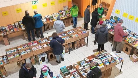 Gut besucht war wieder der Bücherflohmarkt im Münnerstädter Jugendzentrum.  Foto: Marianne Fischer