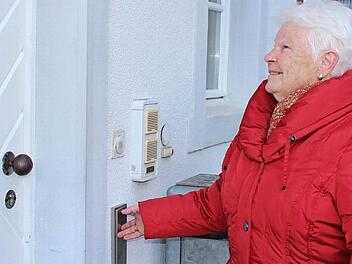 Das Rathaus in H&ouml;chstadt hat beim Haupteingang ebenfalls eine Treppe, aber hinten gibt es noch einen ebenerdigen Eingang mit einem T&uuml;r&ouml;ffner. Edith Hofer nutzt diesen auch noch oft, wenn sie etwas im Rathaus zu erledigen hat.  Fotos: Theresa Schiffl