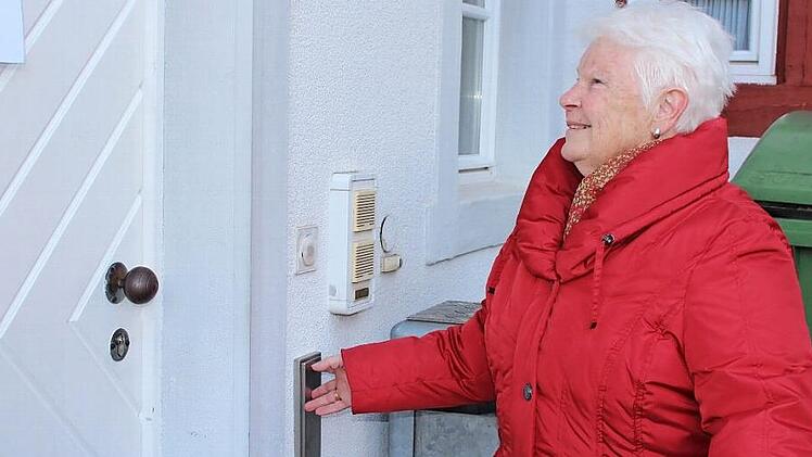 Das Rathaus in H&ouml;chstadt hat beim Haupteingang ebenfalls eine Treppe, aber hinten gibt es noch einen ebenerdigen Eingang mit einem T&uuml;r&ouml;ffner. Edith Hofer nutzt diesen auch noch oft, wenn sie etwas im Rathaus zu erledigen hat.  Fotos: Theresa Schiffl