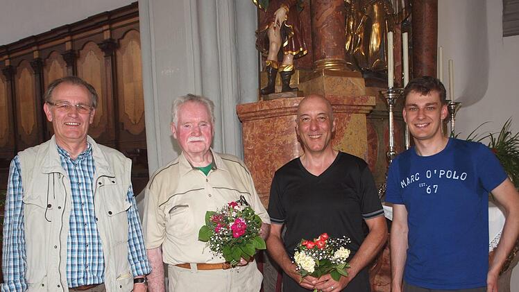 Der Wallfahrtsführer Dieter Brandmeier (links) bedankte sich bei Peter Weberpals und Johannes Kraus (2. u. 3. v. li.) für 40. bzw. 25. Teilnahme an der Wallfahrt und stellte mit seinem Sohn Markus (rechts) seinen Nachfolger als Wallfahrtsführer vor.