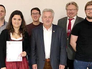 Auszeichnung von Julia Martin mit dem Leistungsabzeichen in Gold des NBMB: von links Vorsitzender Marco Müller, Julia Martin, Dirigent Jens Lang, NBMB-Kreisvorsitzender Wolfgang Müller, Bürgermeister Hans Pietz und Dirigent Daniel Sünkel Foto: Karl-Heinz Hofmann