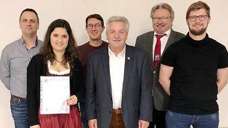 Auszeichnung von Julia Martin mit dem Leistungsabzeichen in Gold des NBMB: von links Vorsitzender Marco Müller, Julia Martin, Dirigent Jens Lang, NBMB-Kreisvorsitzender Wolfgang Müller, Bürgermeister Hans Pietz und Dirigent Daniel Sünkel Foto: Karl-Heinz Hofmann
