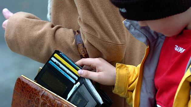 Ohne mit der Wimper zu zucken stehlen die Diebe im Supermarkt die angepeilte Beute. Wie Sie sich davor schützen können finden Sie hier. Symbolfoto: Racle Fotodesign/Adobe Stock