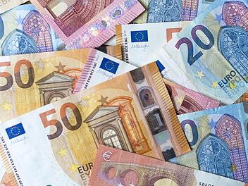 Die Finanzlage der Marktgemeinde Bad Bocklet hat sich deutlich verbessert. Jedoch sind in den kommenden Jahren große Investitionen geplant. Deshalb mahnte der Kämmerer weiterhin eine sparsame Ausgabenpolitik an.