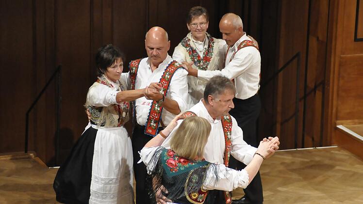 Die Tanzgruppe aus Weisbach präsentierte in ihrer Tanztracht fränkische Volkstänze.