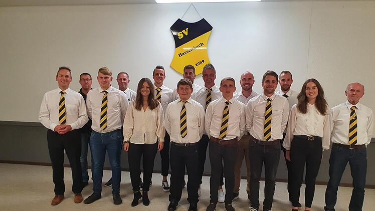 Der Vorstandschaft des SV Hassenbach (vordere Reihe von links) Mario Götz, Frederic Henz, Laura Schmitt, Philipp Henz, Dominik Metz, Raphael Stoll, Melina Schmitt, Reinhold Schmitt (1. Vorsitzender); dahinter (von links) Roland Arnold. Thomas Nürnberger, Michael Römmelt, Bernd Günther, Oliver Hofmann, Niklas Lerpscher, Stefan Fichtl.